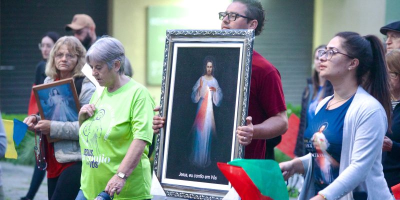 28ª Caminhada Vocacional reúne milhares de fiéis no Domingo da Misericórdia - Foto 4