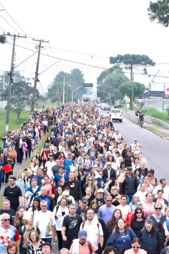 28ª Caminhada Vocacional reúne milhares de fiéis no Domingo da Misericórdia - Foto 3