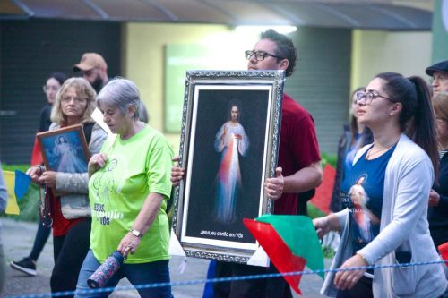 28ª Caminhada Vocacional reúne milhares de fiéis no Domingo da Misericórdia - Foto 1